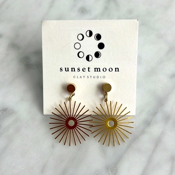🌼HANDMADE🌼 Sunburst Minimalist Bohemian Brass Earrings - Picture 3 of 4